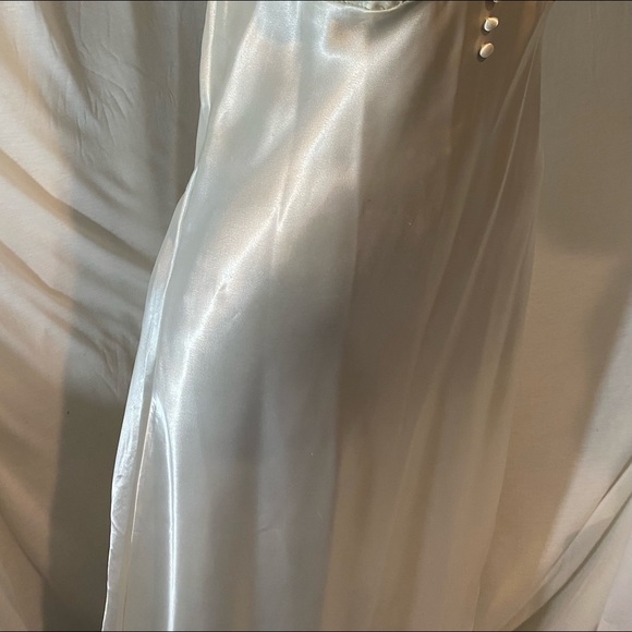 ❗️Vintage❗️White Satin Gown - Picture 4 of 6